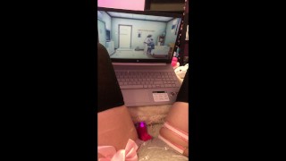 Tiktok Dívka Používá Hračku Při Sledování Hentai