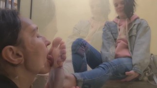 Foot worship at the entrance (TRAILER)