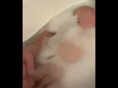 Bathtub jerki - Screenshot 14 of 16 - Solo Male