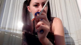 La dominatrice Nika fuma sigarette sessualmente. Feticismo del fumo. Annusa il mio fumo!