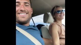 Branlette flirtante amusante en conduisant à travers le pays - Kate Marley