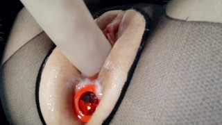 Garota ucraniana inseriu seu primeiro plug anal