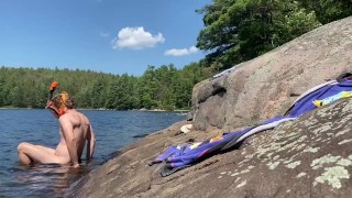 Ragazzo canadese prende il sole nei suoi slip da bagno prima di fare snorkeling nudo! 🤿 🍑🍆