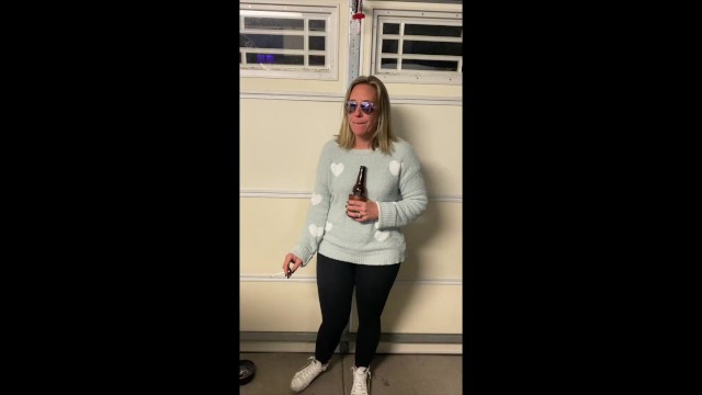 Мел Лувс курит в гараже. PAWG MILF в штанах для йоги LUVS курить.