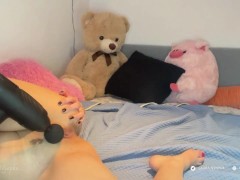 USES A MASSAGER TO BE VIBE HER SLIPPERY PUSSY I PERFECT PUSSY
