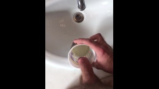 Ich pisse in mein Waschbecken und eine Tasse 