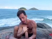 Preview 1 of Masturbando um estranho na praia de nudismo