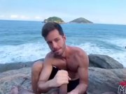 Preview 2 of Masturbando um estranho na praia de nudismo