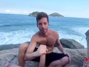 Preview 3 of Masturbando um estranho na praia de nudismo