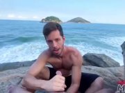Preview 4 of Masturbando um estranho na praia de nudismo