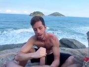 Preview 5 of Masturbando um estranho na praia de nudismo