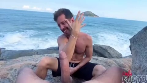 Masturbando um estranho na praia de nudismo