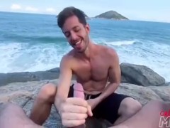Masturbando um estranho na praia de nudismo