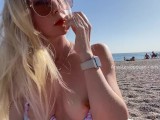 セクシーなブロンドは、公共のビーチで彼女の美しい胸と弾力のあるお尻をむき出しにします。