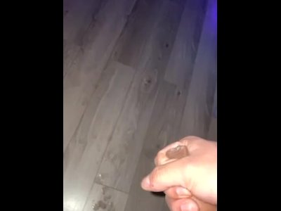 Éjaculation massive pour ce jeune homme 