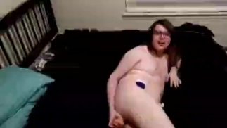 Chubby tgirl se tortille avec une bite épaisse et se remplit de sperme
