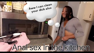 Sesso in cucina con la piccola moglie ebano che non ha mai scopato nel culo prima