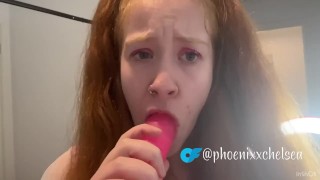 Je veux juste sucer la bite de papa - une jeune femme rousse innocente supplie de faire plaisir à papa 