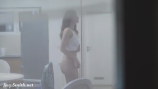 на Дженни Смит через окно, пока она делала селфи в обнаженном виде.