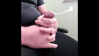 Я не мог контролировать себя с эякуляцией и закончил тем, что изверг хлюпающую сперму, сидя. 