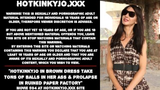 갈색 드레스의 Hotkinkyjo는 그녀의 엉덩이에 수많은 공을 가져가고 폐허가 된 종이 공장에서 탈출합니다.
