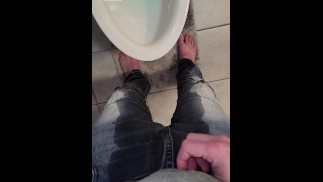Essayer de se rendre aux toilettes avant de perdre le contrôle et tremper mon jean maigre préféré en POV