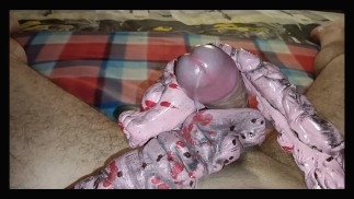 Инопланетные существа дрочат свой член, чтобы заставить его кончить