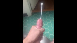 Enorme cumshot slow motion 