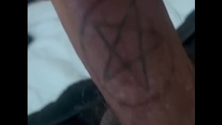 Hot Guy bate punheta no pau tatuado até gozar 