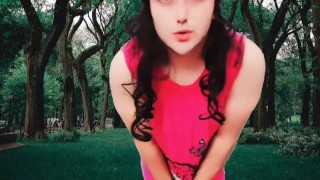 Cute gezicht openbare hete sexy danseres in het park model cosplayer