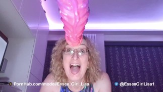 Трахаю мою задницу большим фаллоимитатором в стиле дракона на трахательной машине