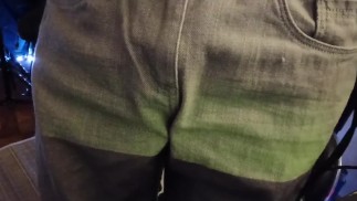 这个男孩决定在学习结束后放松一下，却没有意识到他还没有关掉他的相机。