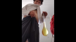 Llenando un condón con video de orina en casa vieja