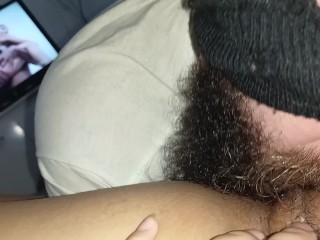 他用力吮吸我的阴户，我射精了两次，呻吟着看色情片，我喜欢那样🍑🍆🍆💦🤤😋🥛