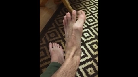 Veiny male feet