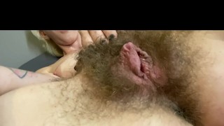 Gros clitoris se branlant et frottant la chatte poilue orgasme fait maison amateur réel cumming