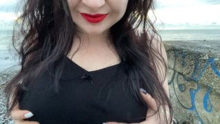 Hot Mistress Laraは彼女の巨乳に触れて、公共のビーチで自慰行為をします