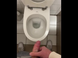 Se Masturbando Em Banheiro Público