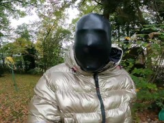 Outdoor mit Goldjacke und geschlossener Latexmaske