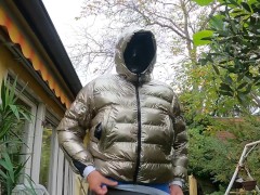 Latexmaske mit Goldener BognerJacke