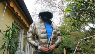 Latexmaske mit Goldener BognerJacke