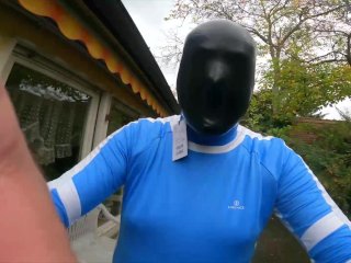unterwegs mit geschlossener Latexmaske