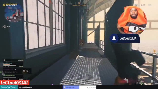 Сердитая птица хлопает по щекам во время боевых действий Call of Duty