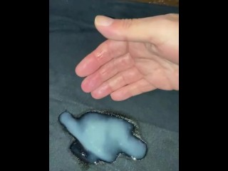 Играя со своей спермой, которую я сохранил, устроив беспорядок в луже