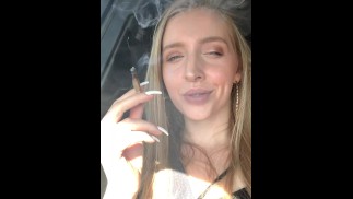 BLONDES MÄDCHEN MIT ZAHNSPANGE RAUCHT JOINT SCHLÄGE WOLKEN // BLONDER HASE