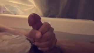 Latino tiener trekt zich af in bad