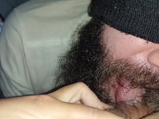 婊子一边用嘴看色情片一边用欲望呻吟，让她射精，她喜欢看鸡巴