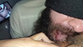 Сучка стонет от похоти во время просмотра порно с моим ртом, заставляющим ее эякулировать, она любит видеть член