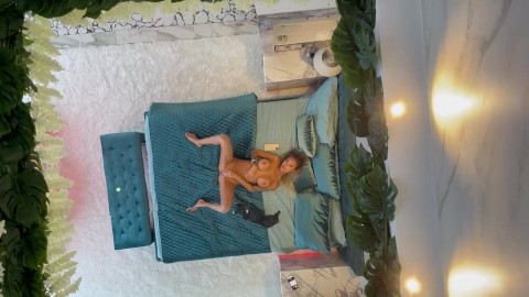Monika Fox posant Naked sur le lit
