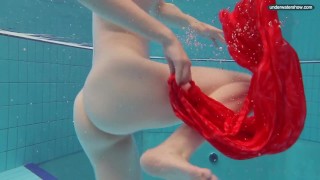 Belleza moldava desnuda en la piscina